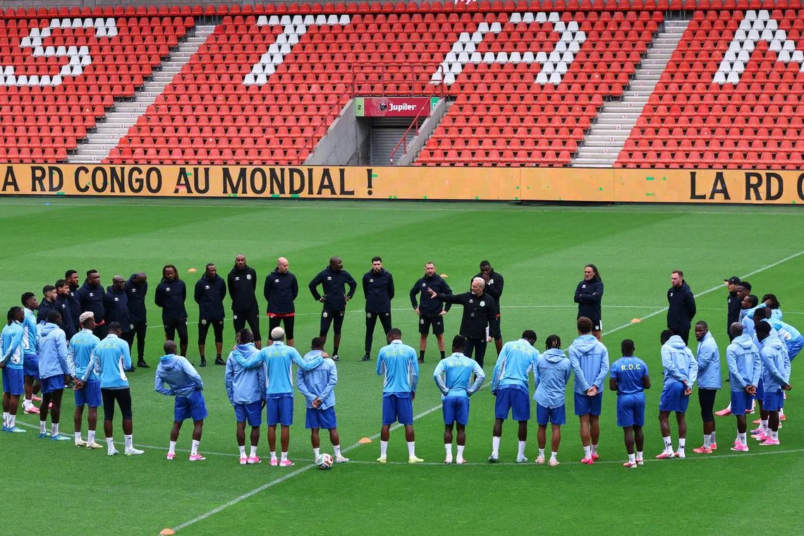 Soccer Football - International Friendly - Democratic Republic of the Congo Training - Stade Maurice Dufrasne, Liege, Belgium - June 2, 2026 Democratic Republic of the Congo coach Sebastien Desabre with players and staff during training REUTERS/Nicolas Economou