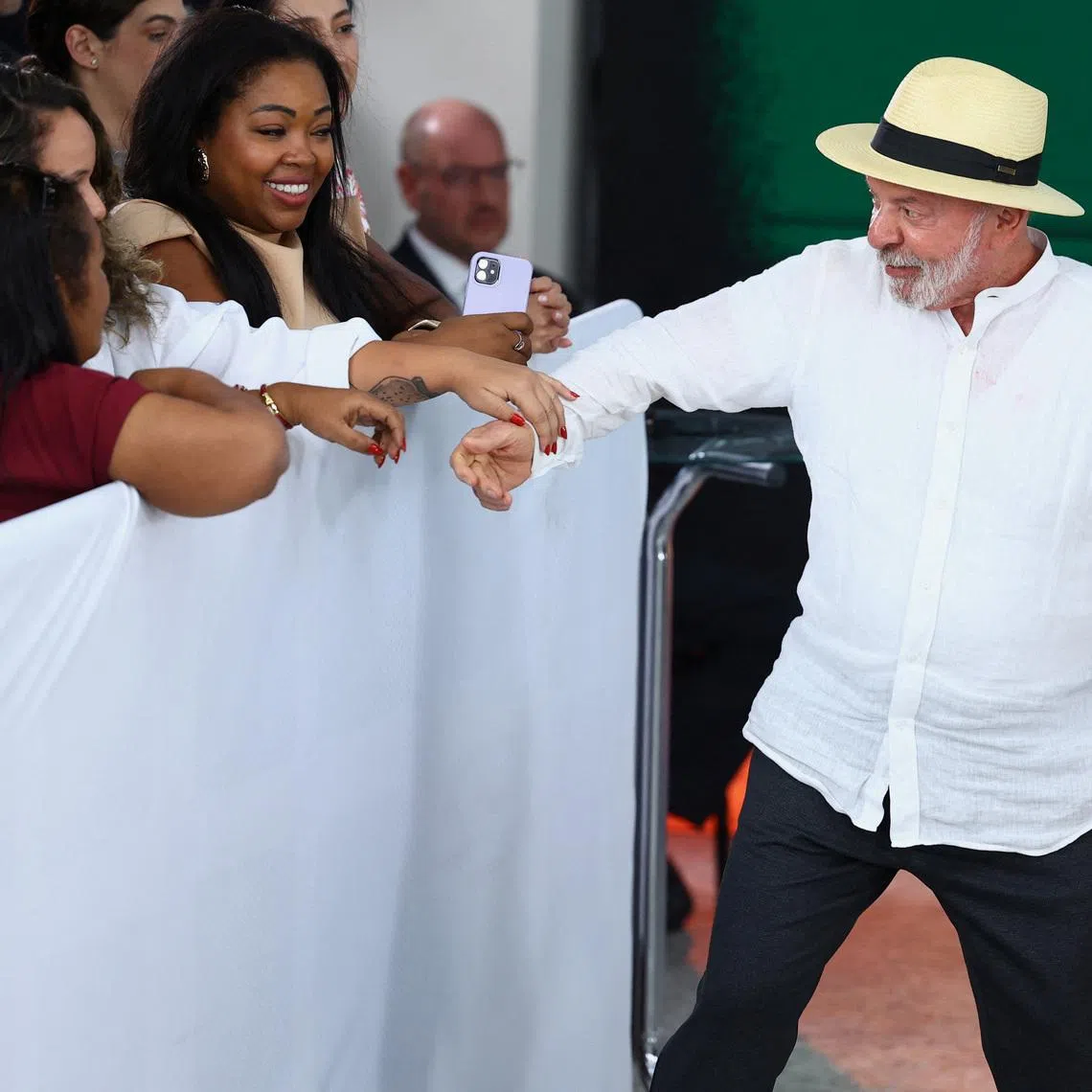 Brazil's President Luiz Inacio Lula da Silva greets workers during a visit to Andarai Hospital in Rio de Janeiro, Brazil, July 28, 2026. REUTERS/Pilar Olivares