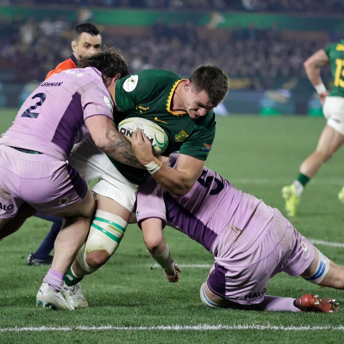 epa13105306 South Africa's  Elrigh Louw scores a try during the 2026 Rugby Championship test match between South Africa and Scotland played at Loftus Stadium, Pretoria, South Africa, 11 July 2026.  EPA/KIM LUDBROOK