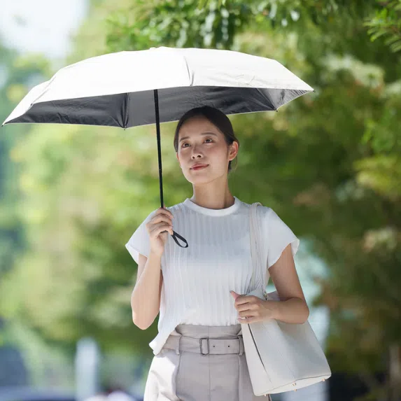 Best UV umbrellas in Singapore: Woman carrying a UV umbrella on a sunny day