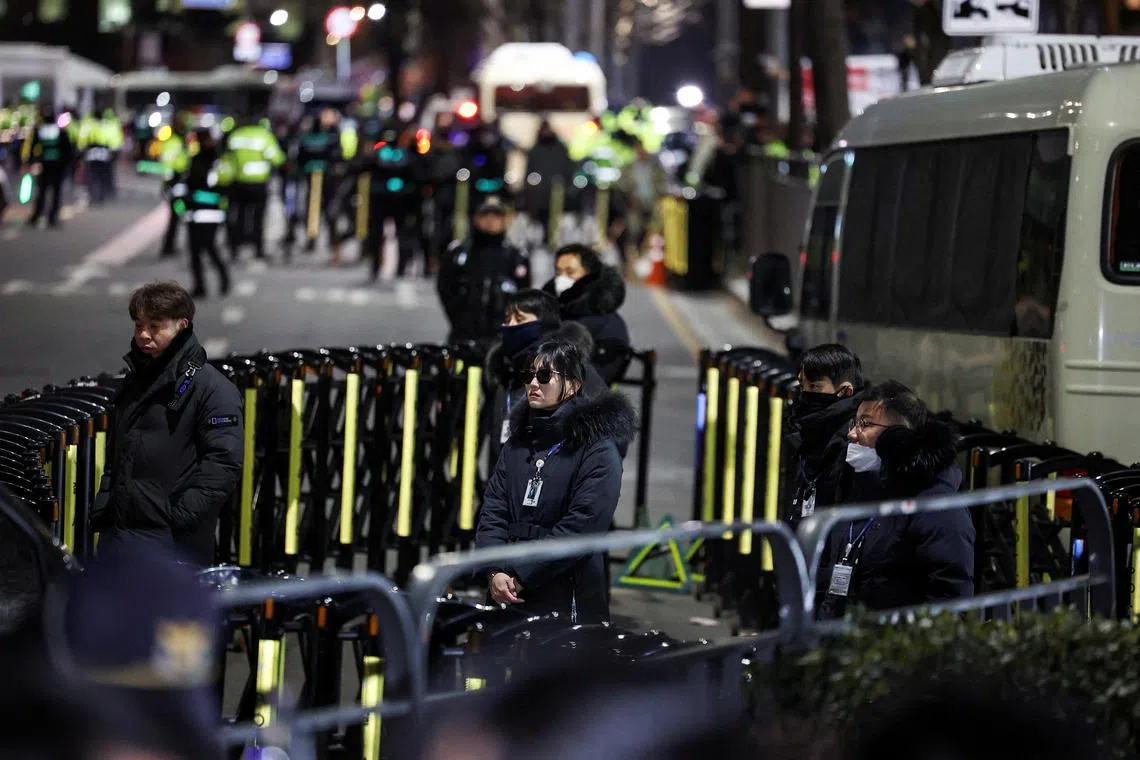 FILE PHOTO: Police officers stand guard in front of the impeached South Korean President Yoon Suk Yeol's official residence, as Yoon faces potential arrest after a court on Tuesday approved a warrant for his arrest, in Seoul, South Korea, January 3, 2025. REUTERS/Kim Hong-Ji/File Photo