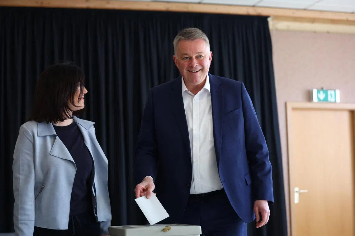 وطن نيوز – تظهر التوقعات أن المحافظين بزعامة المستشار الألماني ميرز يتقدمون في انتخابات الولاية