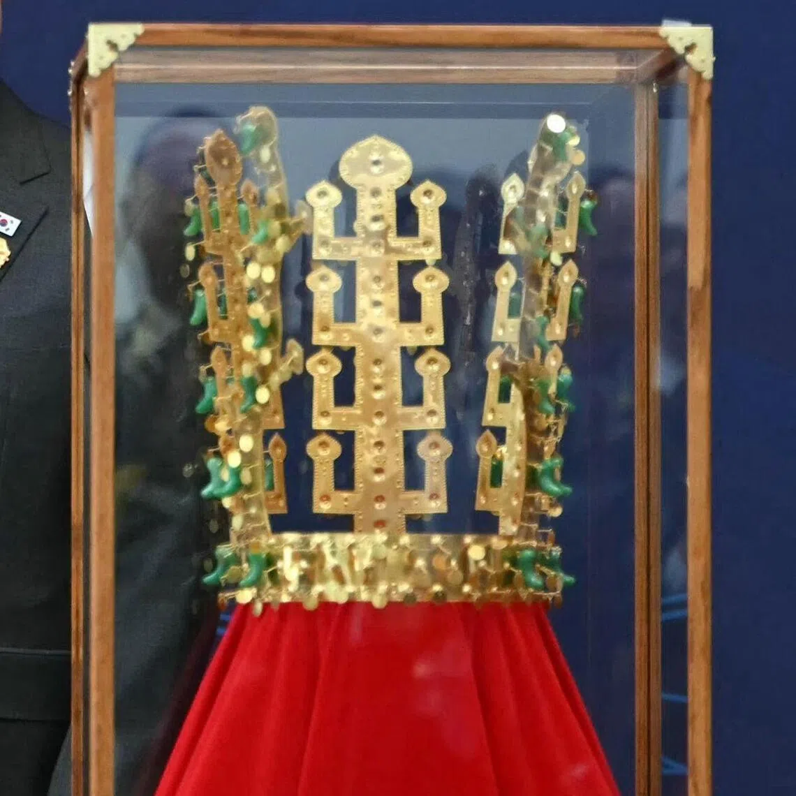 US President Donald Trump (left) with South Korean President Lee Jae Myung during a ceremony when he was presented with a replica of the gold crown from the Silla dynasty, on Oct 29.
