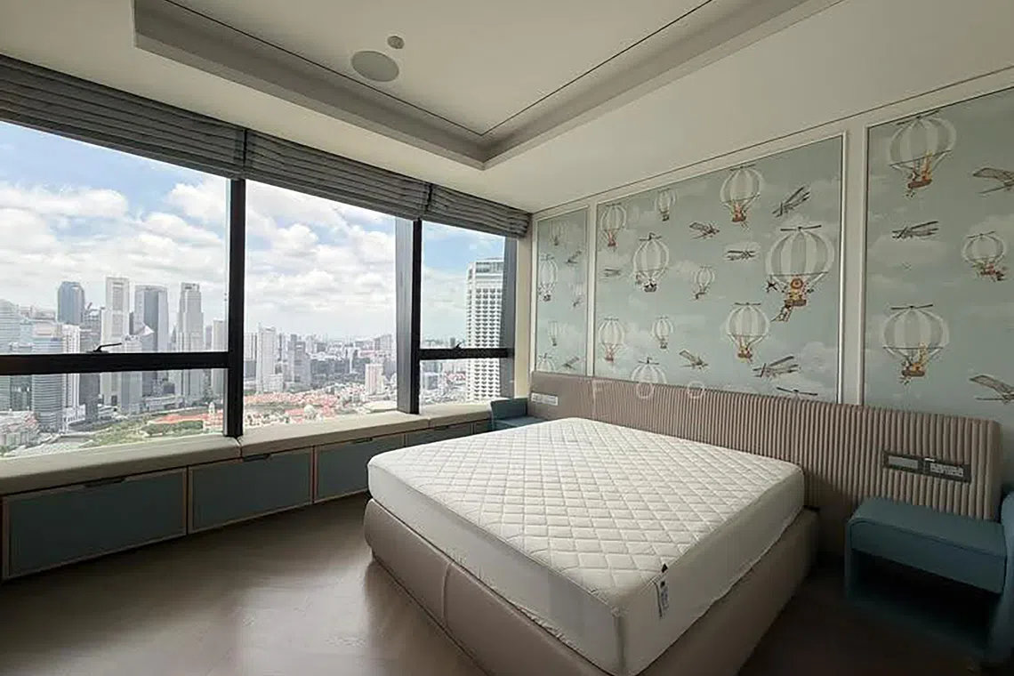 One bedroom, presumably a child’s room, features a whimsical vintage aviation-themed wallpaper mural with retro hot-air balloons.