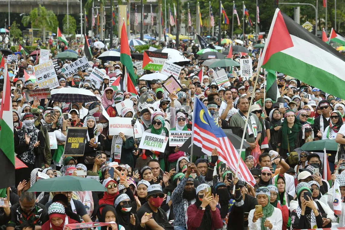 Peoples  holding placards, flags and poster as they joining
'Malaysia Bersama Palestine' rally in Dataran Merdeka
(22 /10/2023). —AZHAR MAHFOF/The Star
.