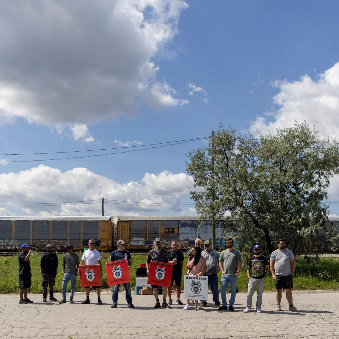 CN workers picket at the CPKC Toronto yard, after Canadian National Railway (CN) and Canadian Pacific Kansas City (CPKC) locked out workers following unsuccessful negotiation attempts with the Teamsters union, in Toronto, Ontario, Canada August 22, 2024. REUTERS/Carlos Osorio/File Photo