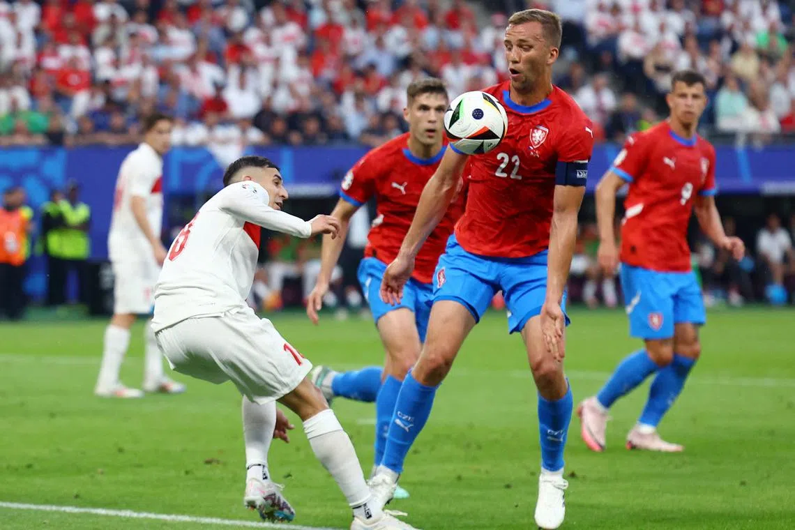 Soccer Football - Euro 2024 - Group F - Czech Republic v Turkey - Hamburg Volksparkstadion, Hamburg, Germany - June 26, 2024 Turkey's Mert Muldur in action with Czech Republic's Tomas Soucek REUTERS/Lisi Niesner