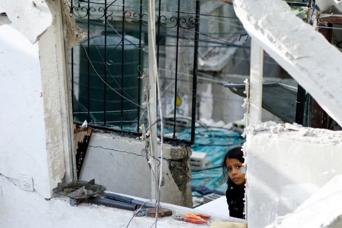 A girl looks on at the site of an Israeli strike on a house, amid the ongoing conflict between Israel and the Palestinian Islamist group Hamas, in Rafah in the southern Gaza Strip, January 17, 2024. REUTERS/Ibraheem Abu Mustafa