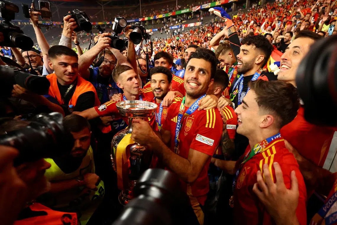 Soccer Football - Euro 2024 - Final - Spain v England - Berlin Olympiastadion, Berlin, Germany - July 14, 2024 Spain's Rodri, Jesus Navas and Dani Olmo and teammates celebrate with the trophy after victory REUTERS/Kai Pfaffenbach     TPX IMAGES OF THE DAY