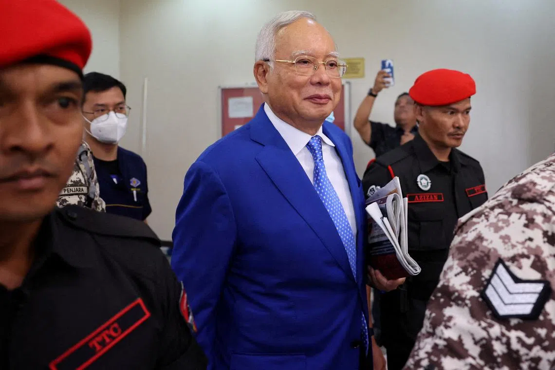 FILE PHOTO: Former Malaysian Prime Minister Najib Razak escorted by prison officers as the jailed politician left the court after court proceedings in Kuala Lumpur, Malaysia January 19, 2024. REUTERS/Hasnoor Hussain/File Photo