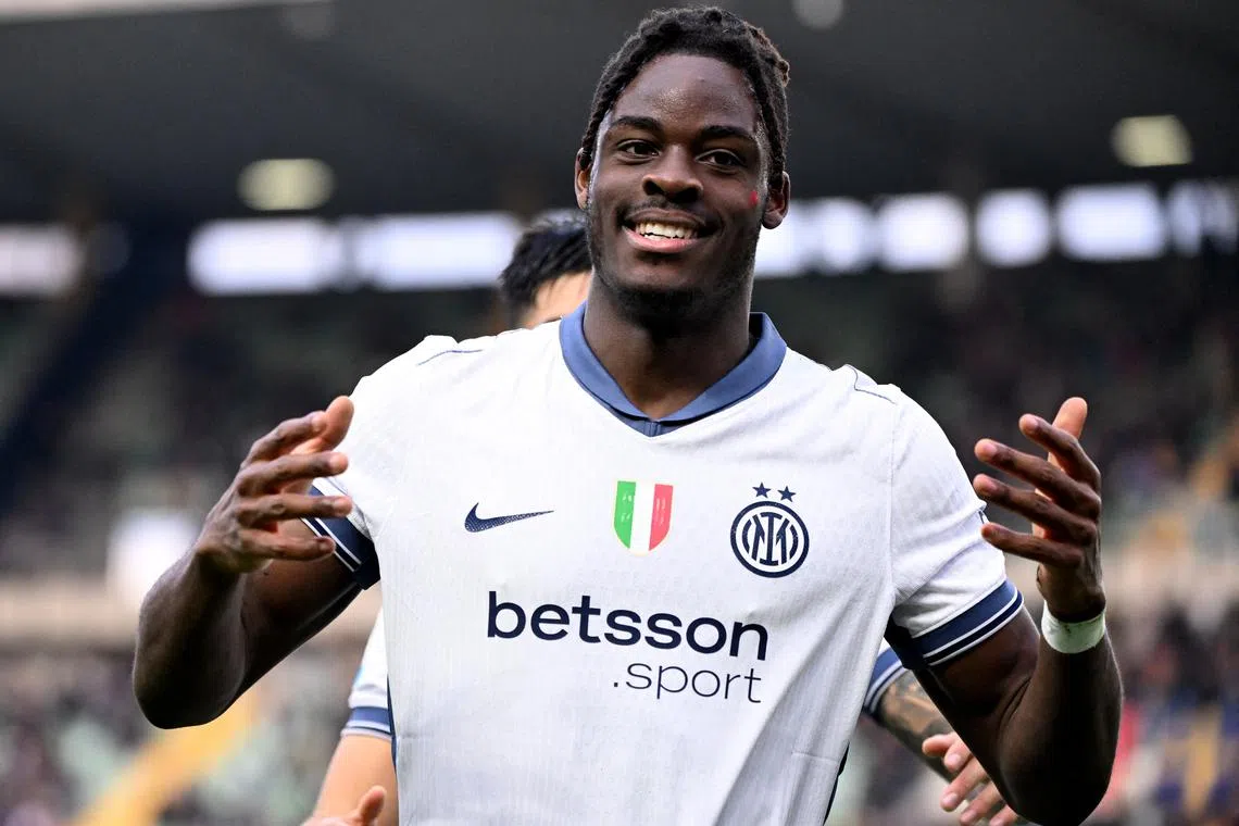FILE PHOTO: Soccer Football - Serie A - Hellas Verona v Inter Milan - Stadio Marcantonio Bentegodi, Verona, Italy - November 23, 2024 Inter Milan's Yann Aurel Bisseck celebrates scoring their fifth goal REUTERS/Alberto Lingria/File Photo