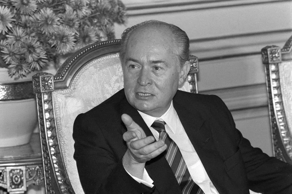 FILE PHOTO: Cypriot President George Vassiliou speaks at a press conference about improving trade relations between Cyprus and Egypt in Cairo on November 22, 1989. REUTERS/Aladin Abdel-nabi 90001033/File Photo