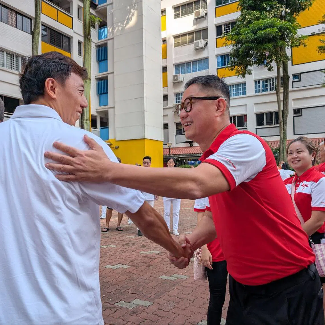 PSP candidate Lawrence Pek, exchanging a handshake with PAP candidate Jeffrey Siow. 