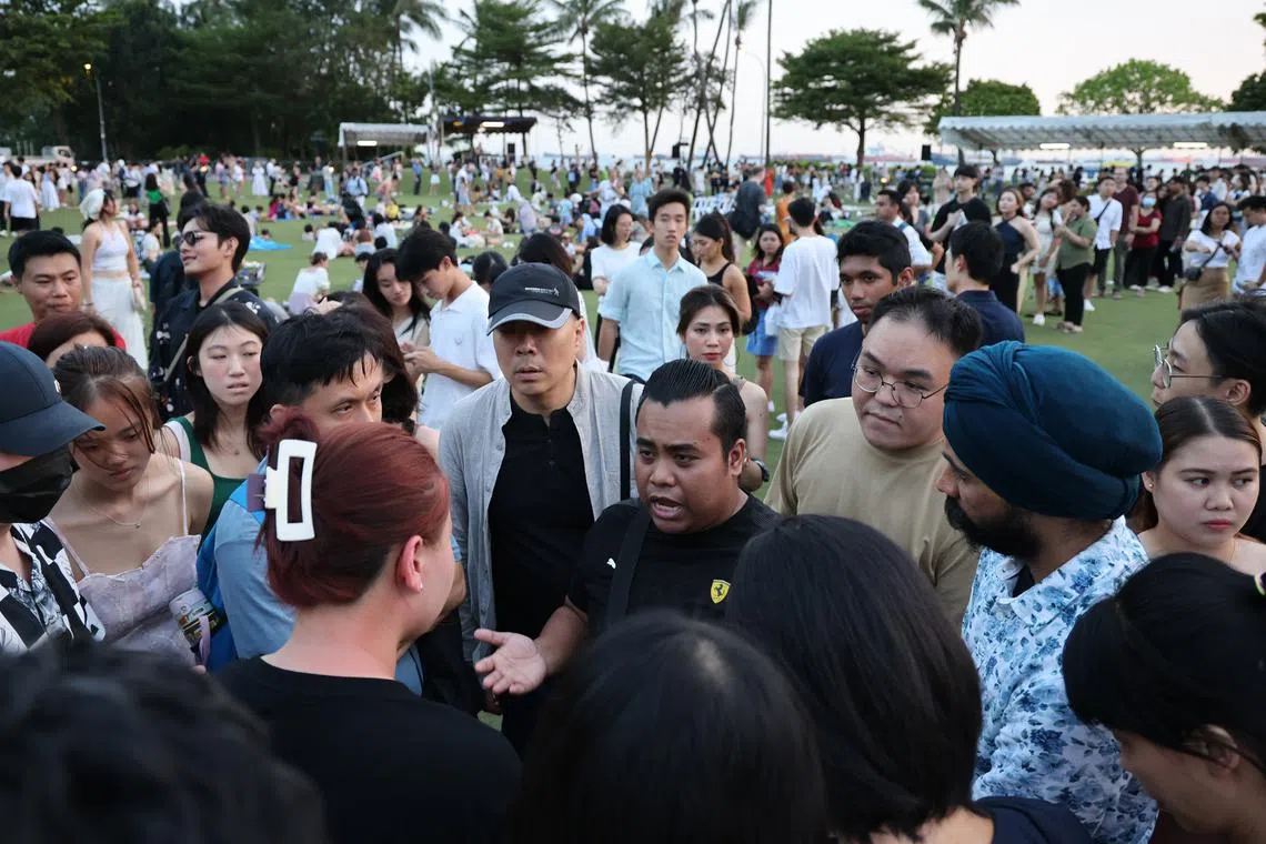 The Sky Lantern Festival at Sentosa failed to take off with any flying lanterns or food sold, leaving disgruntled revellers demanding for a refund.