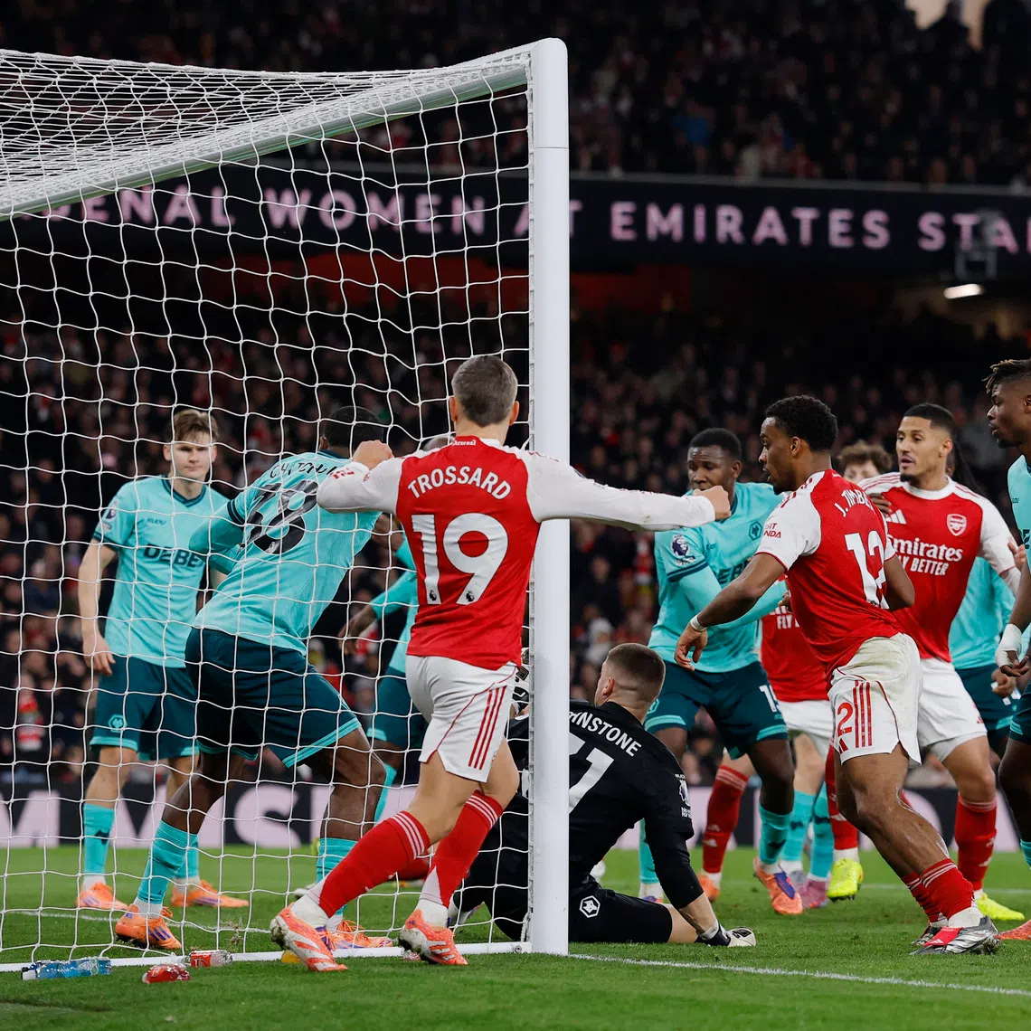 Soccer Football - Premier League - Arsenal v Wolverhampton Wanderers - Emirates Stadium, London, Britain - December 13, 2025 Wolverhampton Wanderers' Sam Johnstone scores Arsenal's first with an own goal. Action Images via Reuters/Andrew Couldridge
