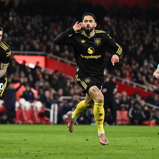 Manchester United's Matheus Cunha celebrates scoring their third goal with Benjamin Sesko at the Emirates Stadium.