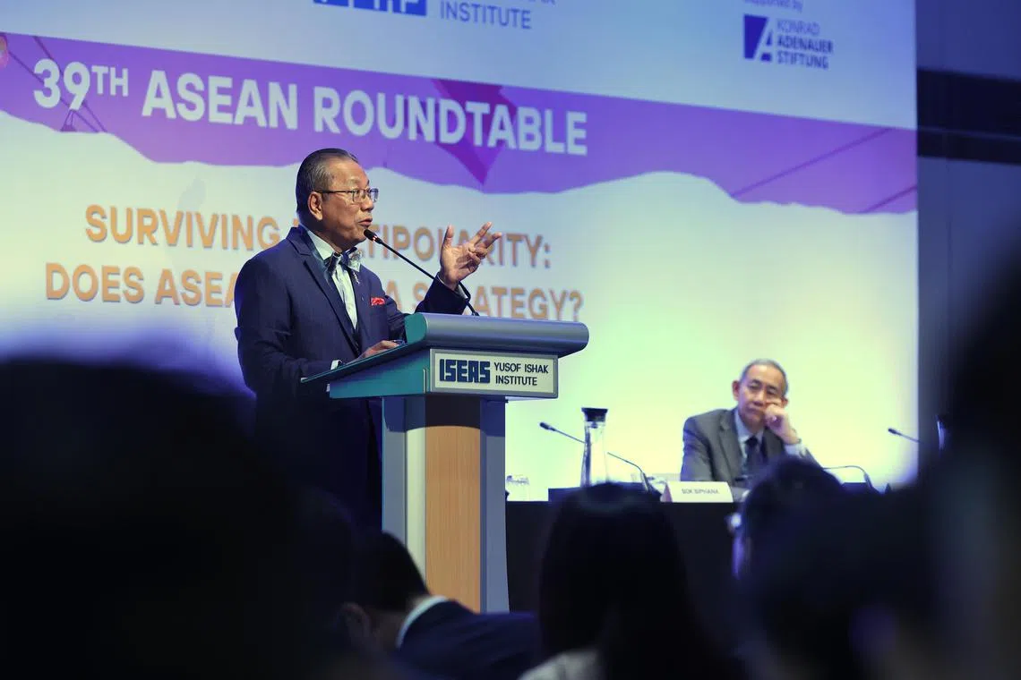CMG20241028-ThongKH01唐家鸿/王英慧/39th ASEAN Roundtable Singapore [Marriott Tang Plaza Hotel, Grand Ballroom, Level 3] - KEYNOTE ADDRESS, Forces of Multipolarity and Impact on ASEAN Unity. By H.E. Prof. Bundit Sapheacha Dr SOK Siphana. Senior Minister in charge of Special Missions (Multilateral Trade and Economic Affairs) Royal Government of Cambodia. - Mr CHOI Shing Kwok (right). Director and Chief Executive Officer, ISEAS – Yusof Ishak Institute.