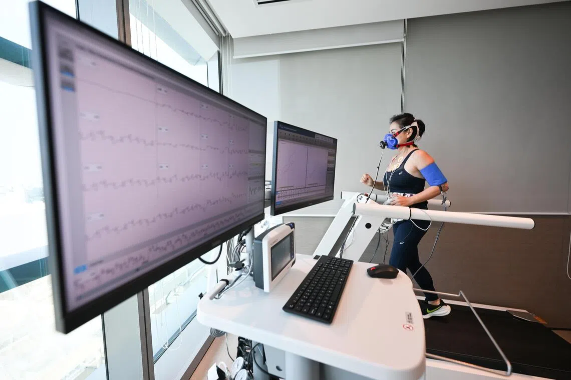 VO2 Max assessment measures the maximum amount of oxygen the body can use per minute (VO₂ Max), reflecting the combined capacity of the heart, lungs and muscles.