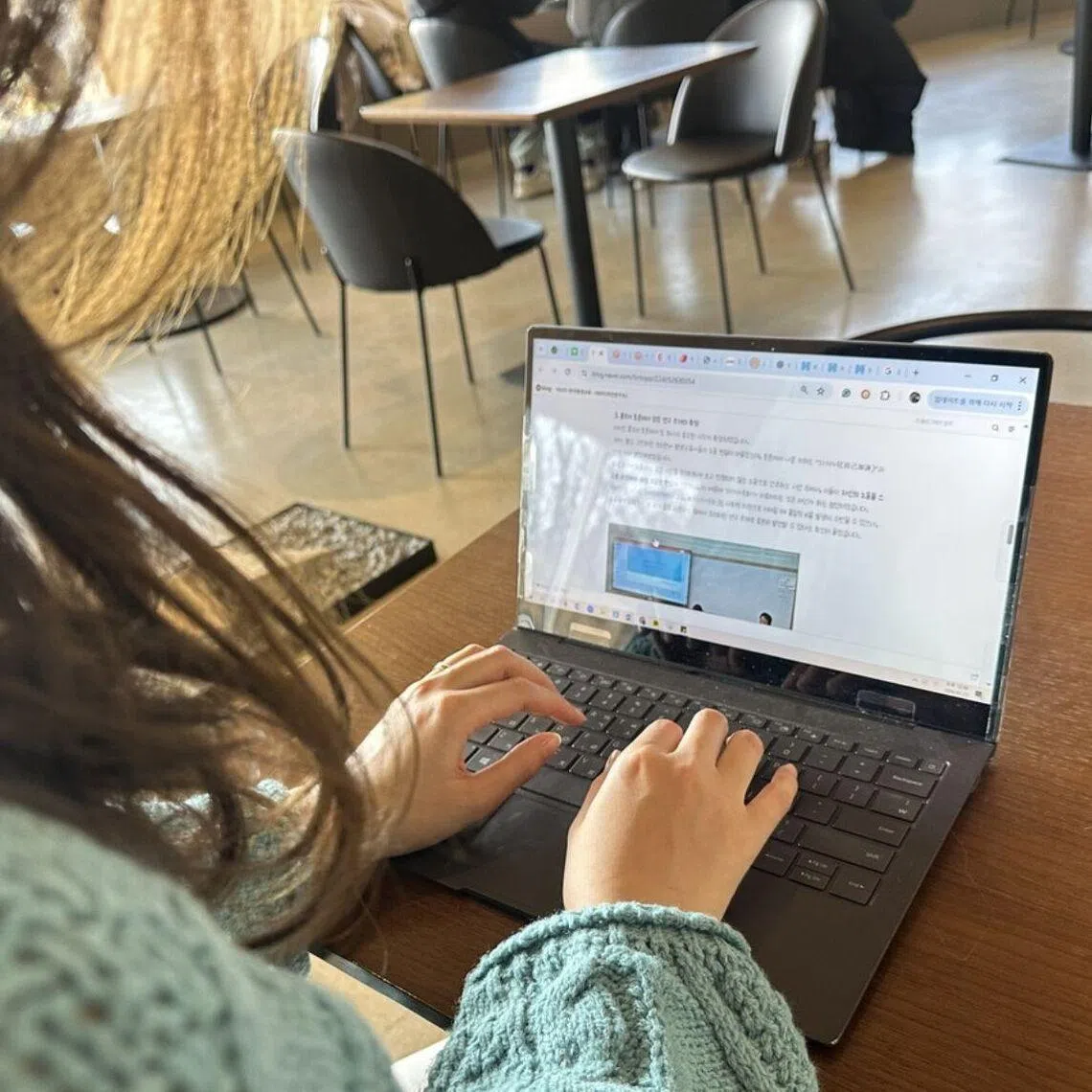 Ms Lee Ji-won, 34, spends her mornings or weekends writing blogs, for which she earns an additional 1 million won (S$875) . 