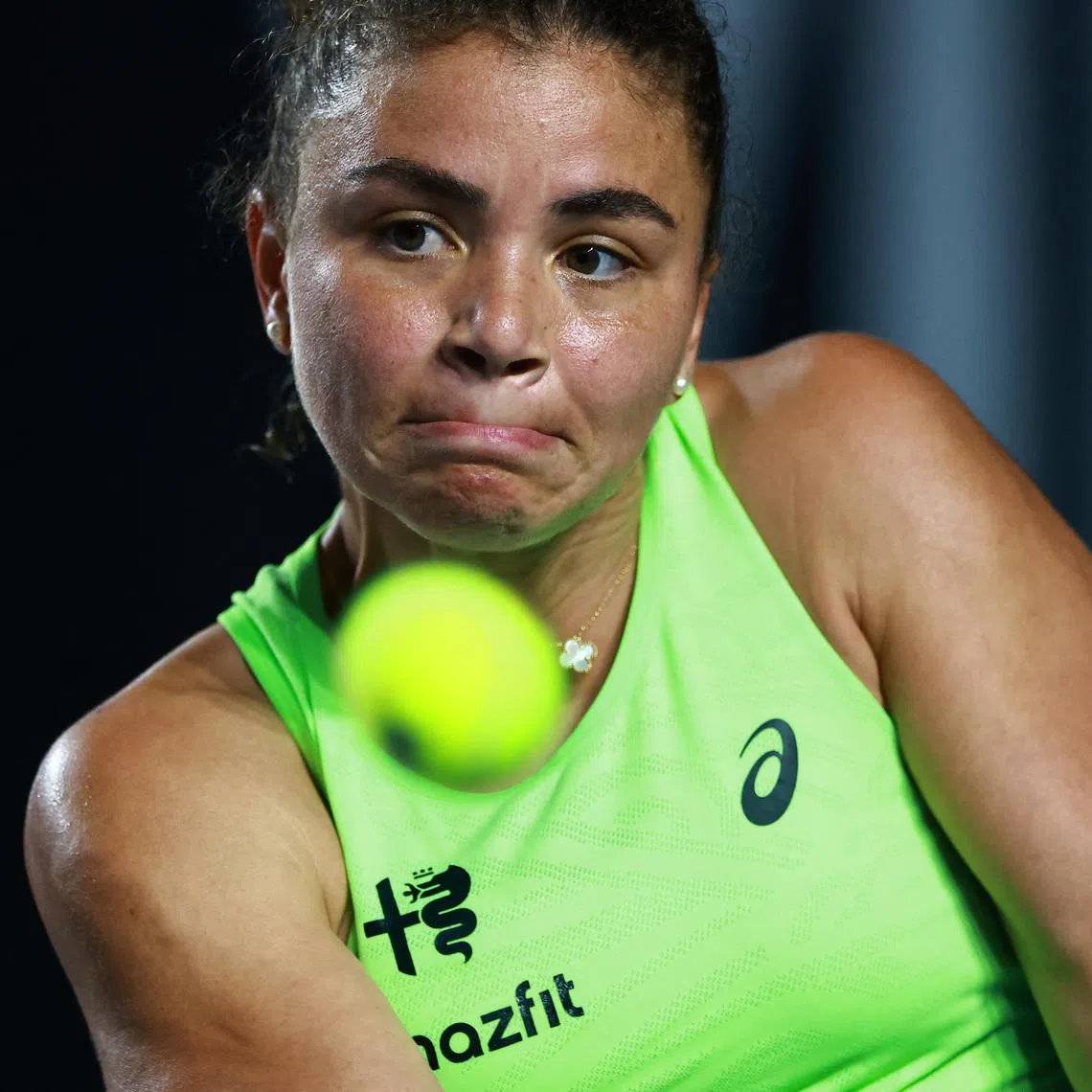 Italy's Jasmine Paolini delighted the home crowd with a composed 6-3 6-1 win against Japan's Himeno Sakatsume.