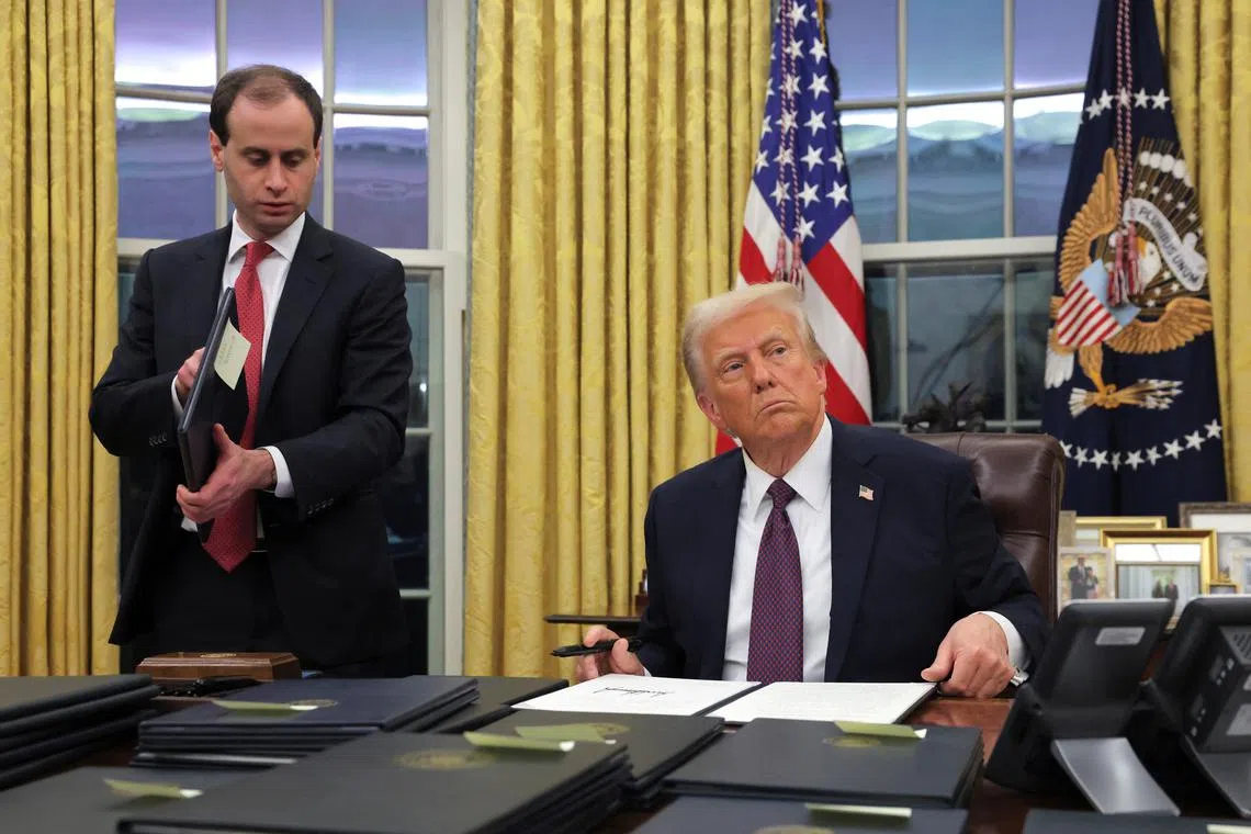 U.S. President Donald Trump signs pardons for January 6 defendants in the Oval Office at the White House on Inauguration Day in Washington, U.S., January 20, 2025.  REUTERS/Carlos Barria