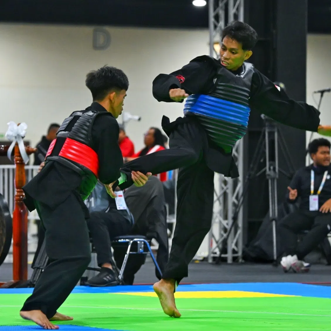 Dhani Andika (right) in the semi-final against Philippines’ Harold Ralph Ungaya on Dec 16 before he progressed to the final at the SEA Games.