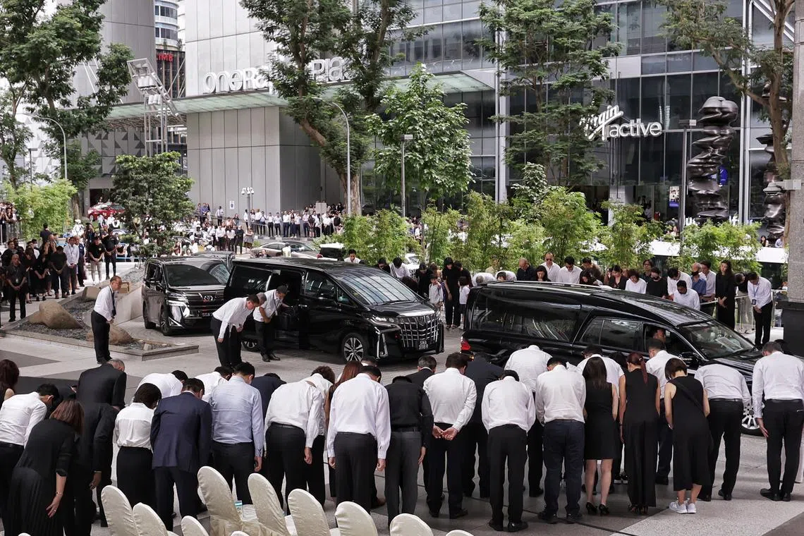 UOB employees paying their final respects and bidding farewell to the late Dr Wee Cho Yaw as the hearse leaves UOB Plaza Atrium on Feb 7, 2024.