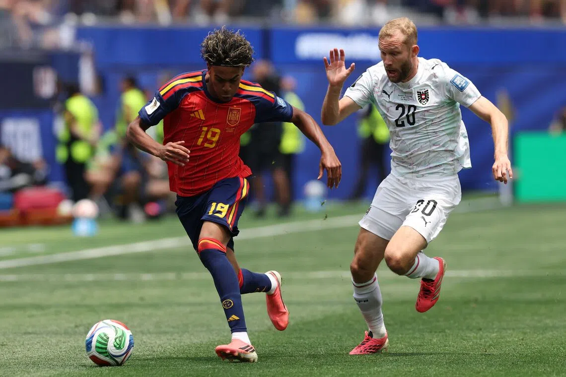 INGLEWOOD, CALIFORNIA - JULY 02: Lamine Yamal #19 of Spain tracked by Konrad Laimer #20 of Austria during the FIFA World Cup 2026 Round Of 32 match between Group H Winner and Group J Runner-Up at Los Angeles Stadium on July 02, 2026 in Inglewood, California.   Michael Steele/Getty Images/AFP (Photo by MICHAEL STEELE / GETTY IMAGES NORTH AMERICA / Getty Images via AFP)