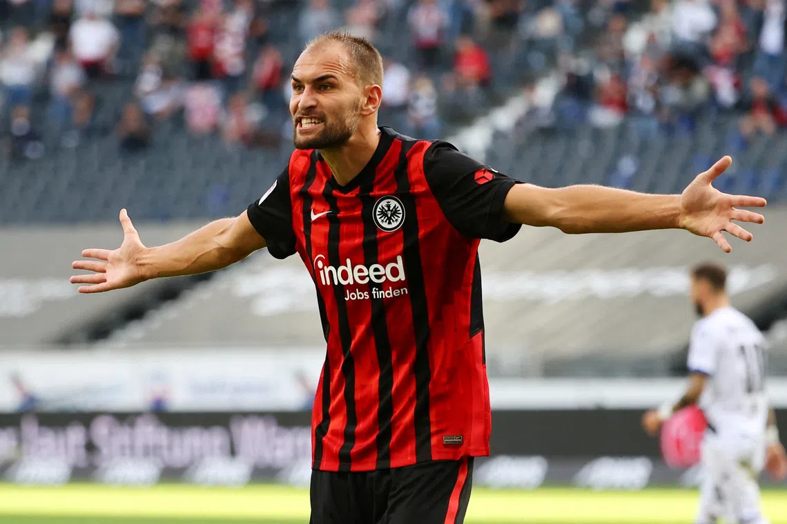 FILE PHOTO: Soccer Football - Bundesliga - Eintracht Frankfurt v Arminia Bielefeld - Commerzbank-Arena, Frankfurt, Germany - September 19, 2020 Eintracht Frankfurt's Bas Dost reacts REUTERS / Kai Pfaffenbach/File Photo