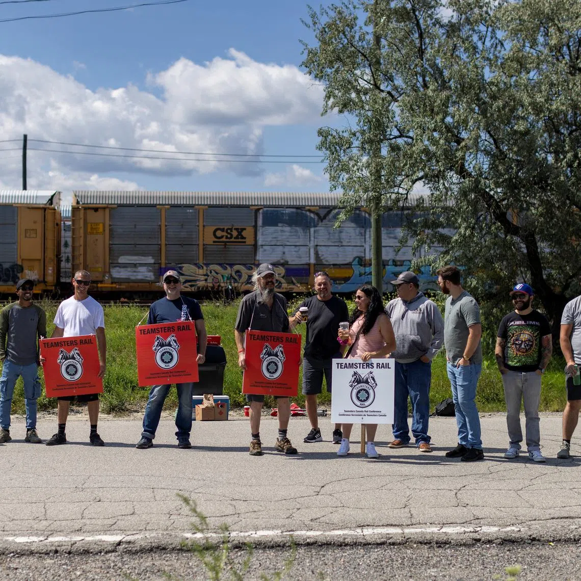 CN workers picket at the CPKC Toronto yard, after Canadian National Railway (CN) and Canadian Pacific Kansas City (CPKC) locked out workers following unsuccessful negotiation attempts with the Teamsters union, in Toronto, Ontario, Canada August 22, 2024. REUTERS/Carlos Osorio