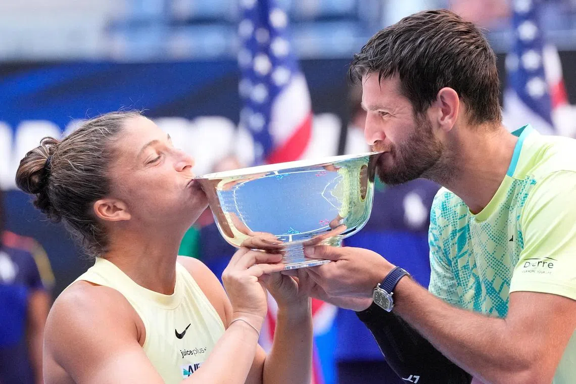 Sara Errani and Andrea Vavassori with the US Open trophy after beating Donald Young and Taylor Townsend in the mixed doubles final of the US Open.