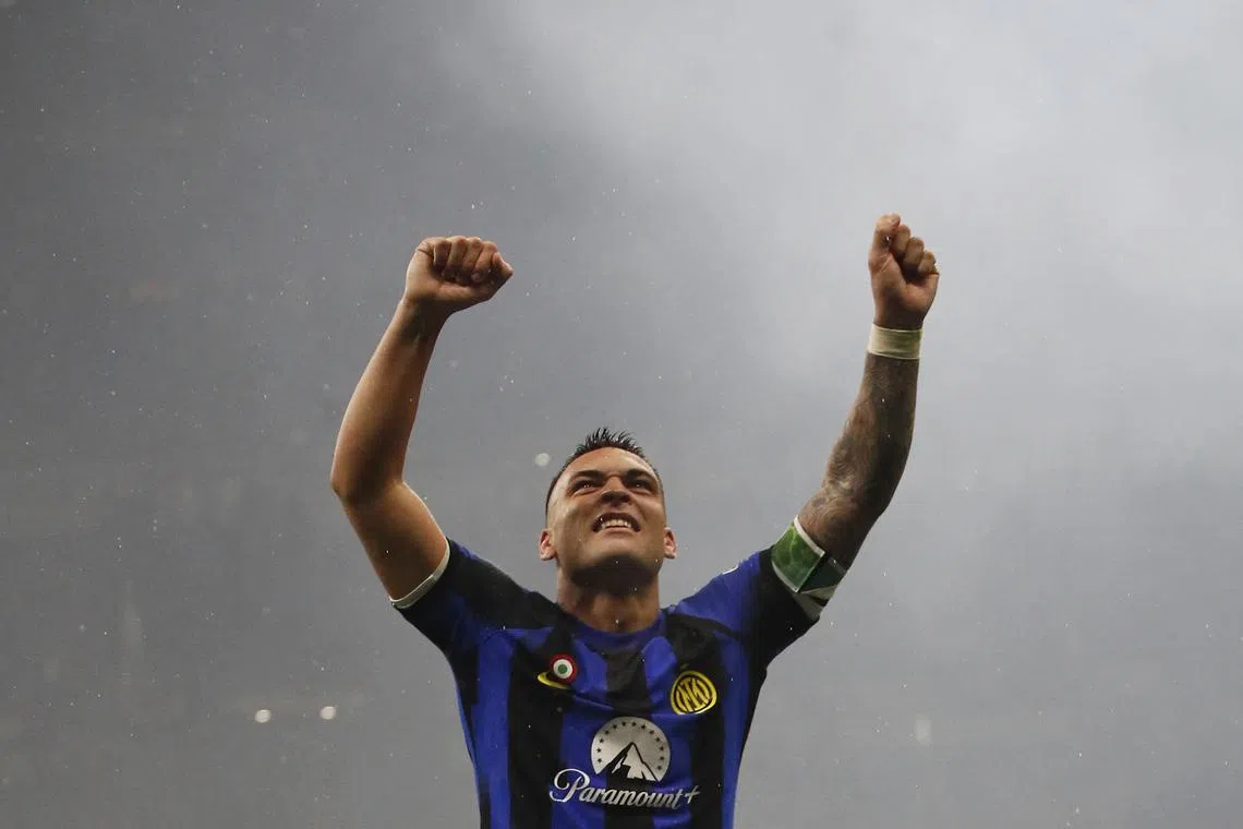 Soccer Football - Serie A - AC Milan v Inter Milan - San Siro, Milan, Italy - April 22, 2024 Inter Milan's Lautaro Martinez celebrate winning Serie A with fans after the match REUTERS/Alessandro Garofalo