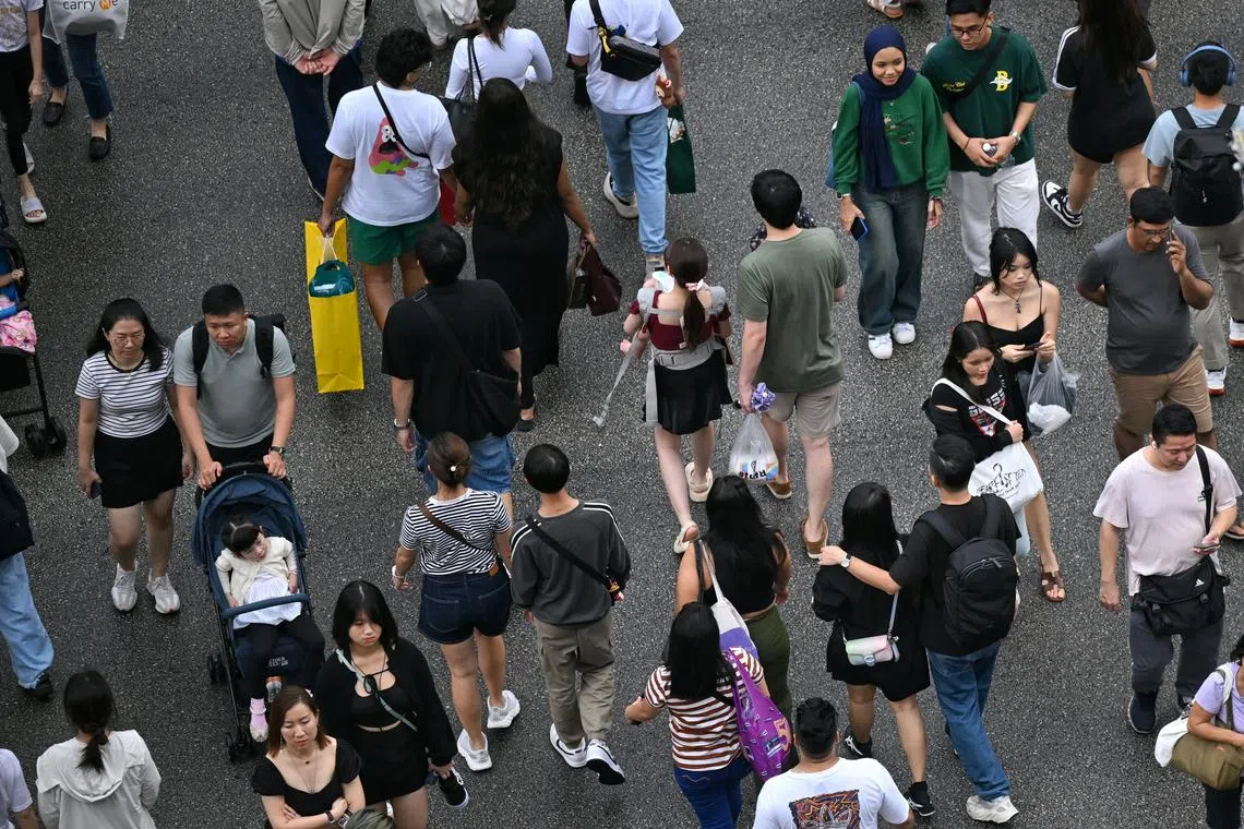 /pixgeneric /Generic of people crossing the road in Orchard Road. /Can be used for stories about youth, teen, human and Orchard Road.