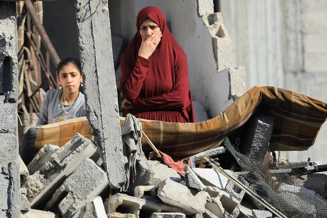 Palestinians inspect the site of an Israeli strike on a house in Jabalia, in the northern Gaza Strip May 23, 2025. REUTERS/Mahmoud Issa