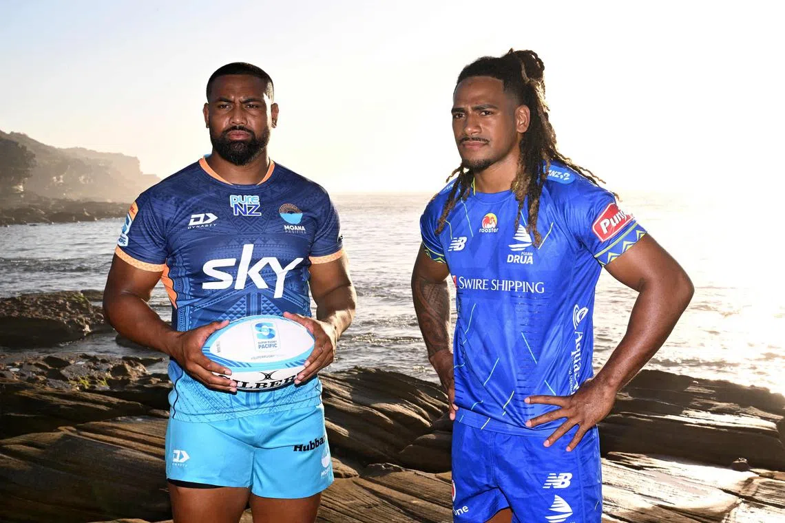 Super Rugby players Moana Pasifika’s Julian Savea (L) and Fijian Drua’s Selestino Ravutaumada pose for pictures during the 2025 Super Rugby Season launch at Sydney’s Little Bay Beach on February 5, 2025. (Photo by Saeed KHAN / AFP) / -- IMAGE RESTRICTED TO EDITORIAL USE - STRICTLY NO COMMERCIAL USE --