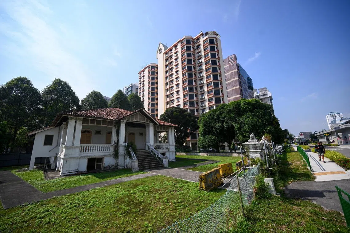 The peculiar presence of the property in a neighbourhood characterised by rapid development has not gone unnoticed.