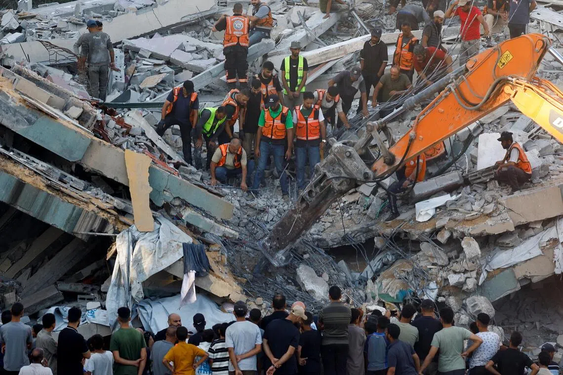 People gather as Civil Defence workers attempt to rescue those who are trapped beneath the rubble of a residential building that had been damaged in an earlier Israeli strike during the war and collapsed on Wednesday, in Gaza City, September 16, 2026. REUTERS/Mahmoud Issa