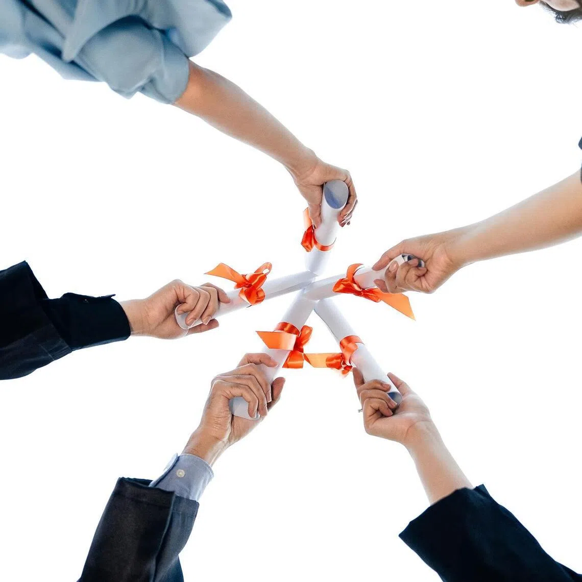 ktlpdp - Indonesian Endowment Fund for Education (LPDP) scholarship. awardees show off their diplomas in an image on the LPDP website.

PHOTO: INDONESIAN ENDOWMENT FUND FOR EDUCATION (LPDP)