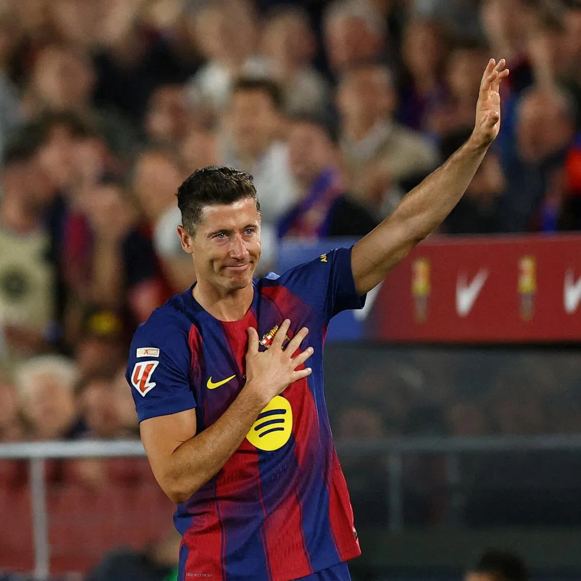 FILE PHOTO: Soccer Football - LaLiga - FC Barcelona v Real Betis - Spotify Camp Nou, Barcelona, Spain - May 17, 2026 FC Barcelona's Robert Lewandowski waves to fans as he is substituted in his final home game REUTERS/Albert Gea/File Photo