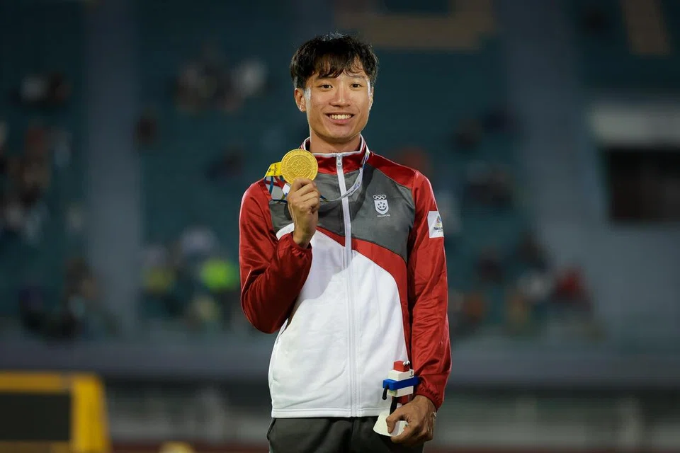 Calvin Quek memenangkan emas 400m lari gawang.
