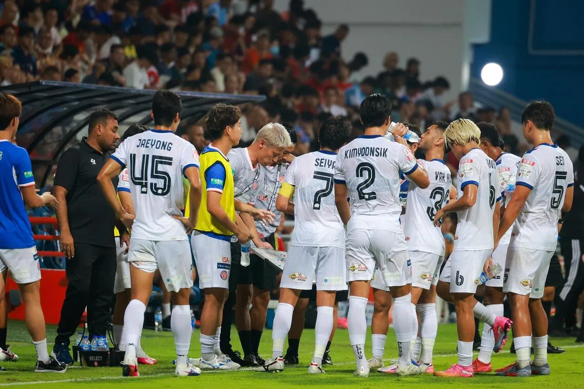 Jurong appointed Jaswinder Singh (far left, in black) as head coach, but Keisuke Honda (with tactics board) looked more like the man in charge.