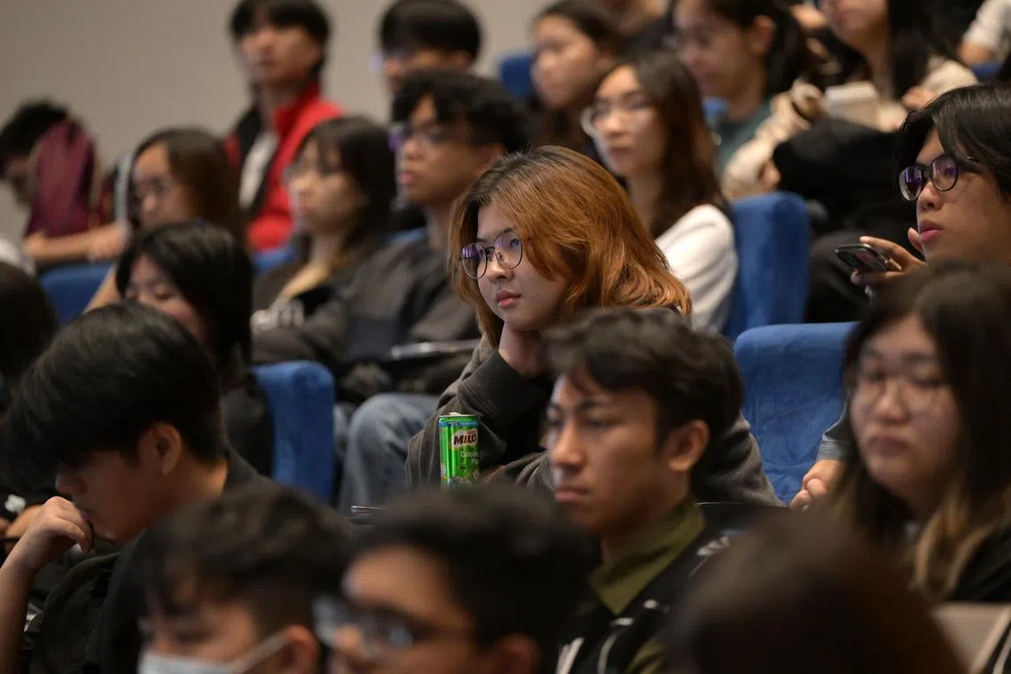 tnworkstudy17/ST20240717_202474400926/Ng Sor Luan/Students listening to a speech by Dr Mohamad Maliki Bin Osman, Minister, Prime Minister’s Office, and Second Minister for Education and Foreign Affairs at the SkillsFuture Work-Study Fair 2024 (WSF 2024).
