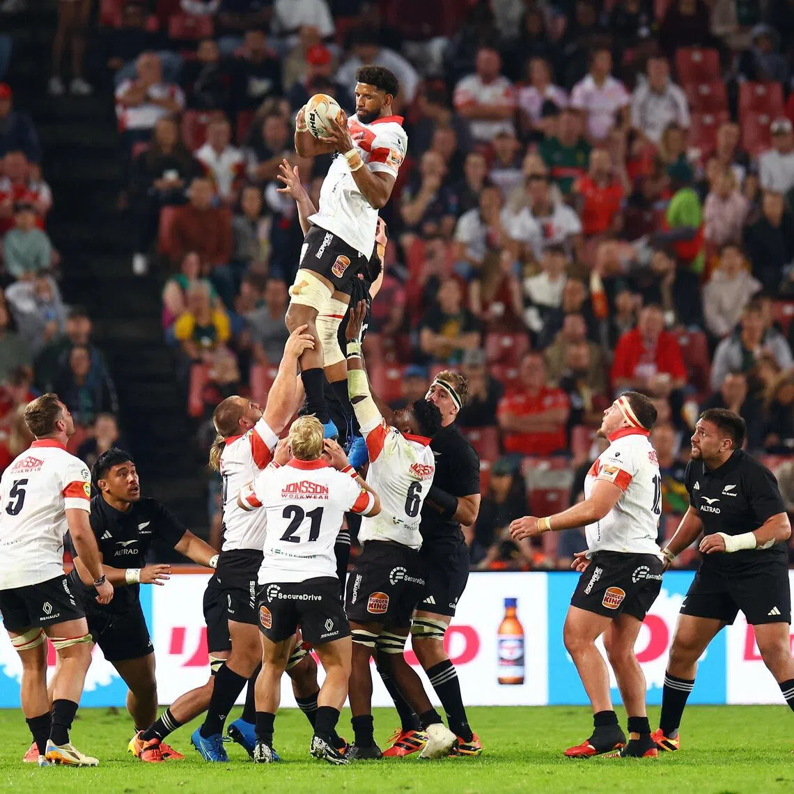 Rugby Union - New Zealand tour of South Africa - Lions v New Zealand - Ellis Park Stadium, Johannesburg, South Africa - August 25, 2026
Lions' Hyron Andrews in action during a lineout REUTERS/Siphiwe Sibeko