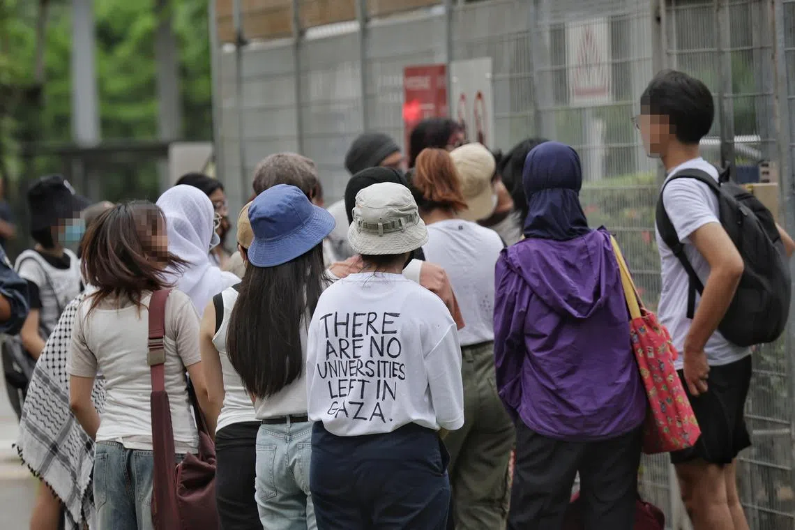 The group of about 30 people had approached the entrance of the ministry at about 3pm on June 7.