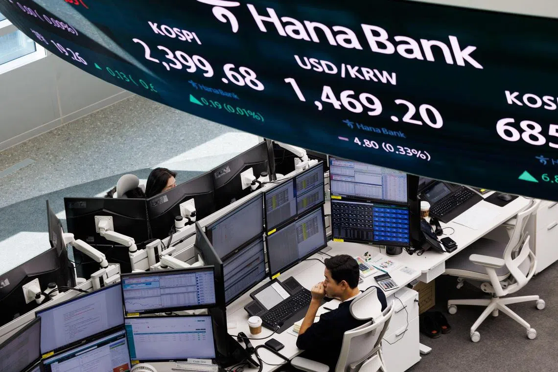 Global funds were net buyers of government bonds in December,, as swift response to calm markets won praise from investors.