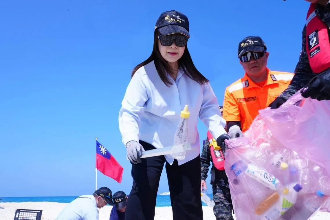 Ocean Affairs Council Minister Kuan Bi-ling and her team visisted the uninhabited Zhongzhou Reef to carry out a beach cleanup.