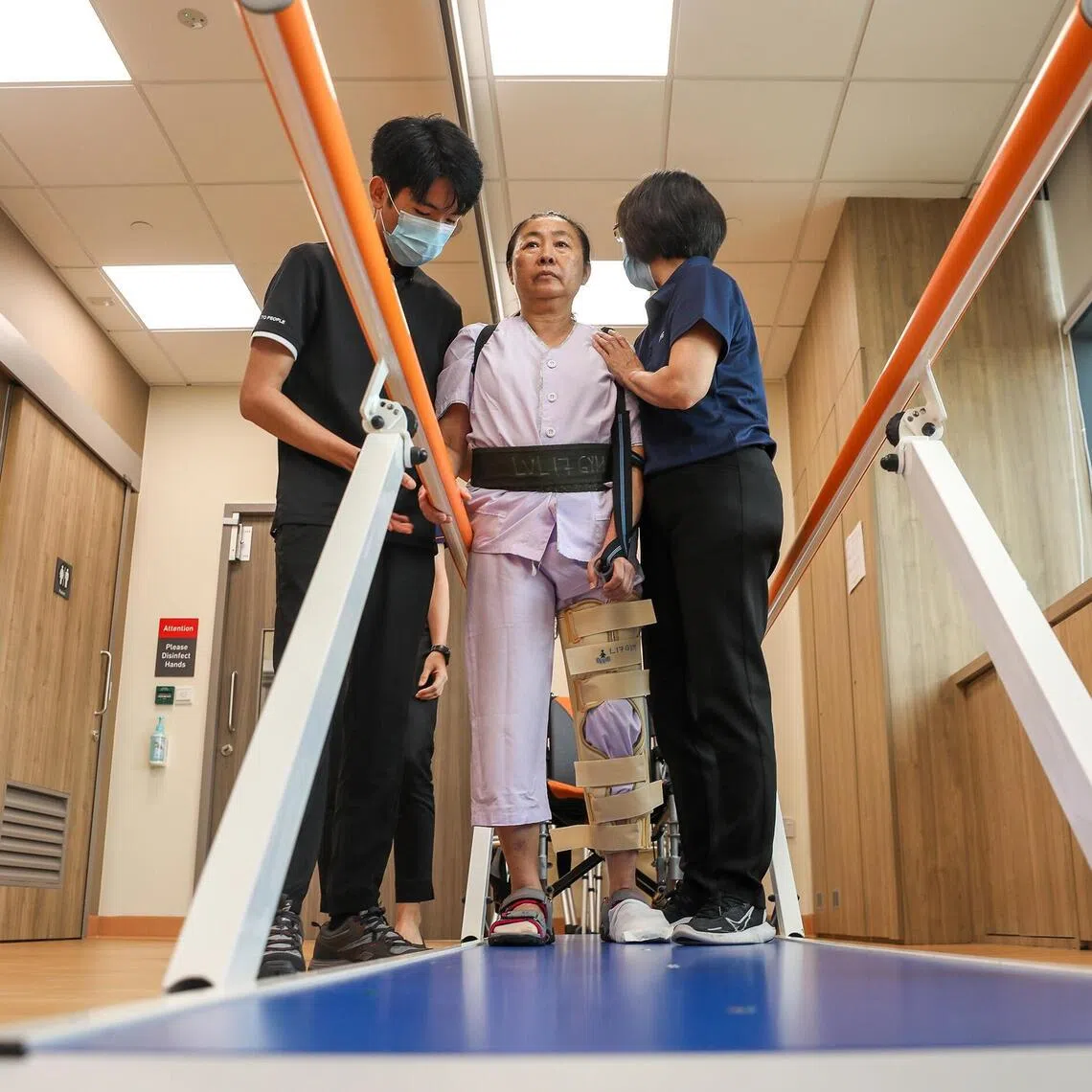 azrehab23 - (From Left to Right) Mr Lim Tong Li, Physiotherapist, AWWA, (Mock Patient) and Dr Chin Lay Fong Assistant Director (Research) Allied Health TTSH demonstrating the facilitation in inpatient ward gym). Taken at TTSH Integrated Care Hub.


ST Photo: LUTHER LAU