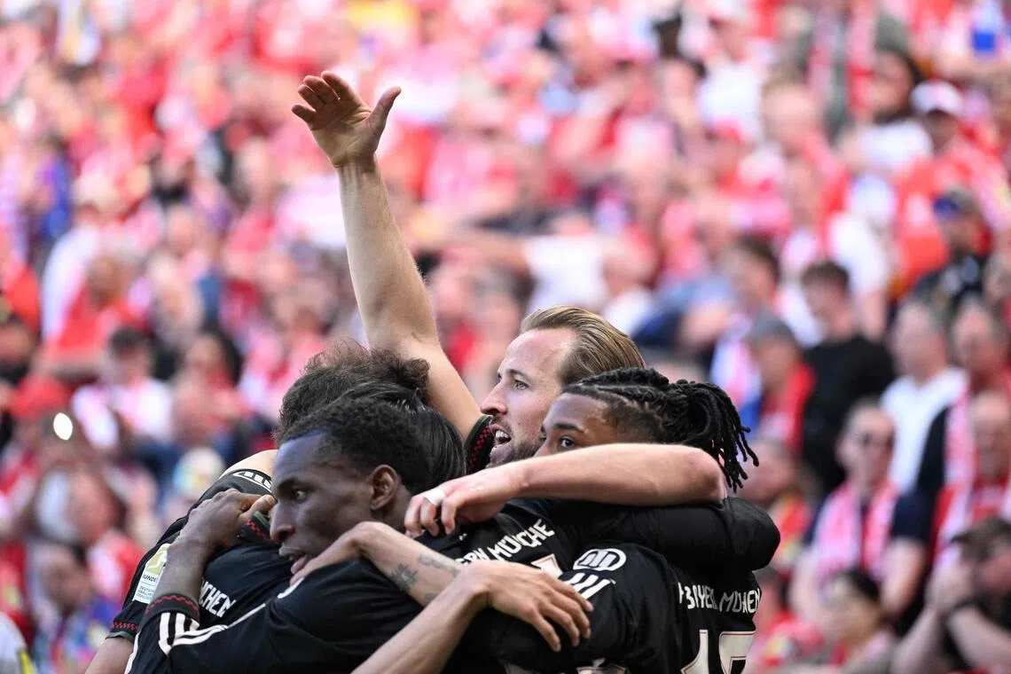 Bayern Munich's English Harry Kane (with his arm raised) celebrating the winner with his teammates in the 4-3 Bundesliga win over Mainz 05 at the Mewa Arena on April 25, 2026.
