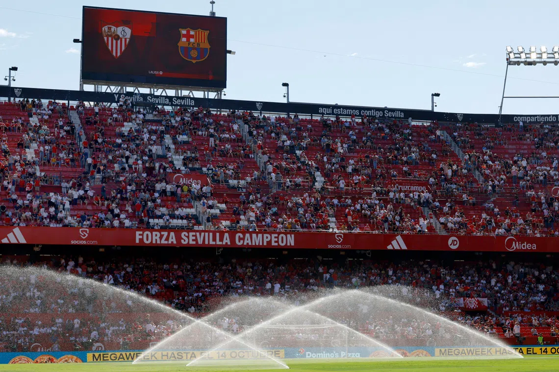 Soccer Football - LaLiga - Sevilla v FC Barcelona - Ramon Sanchez Pizjuan, Seville, Spain - October 5, 2025 General view of sprinklers watering the pitch inside the stadium before the match REUTERS/Marcelo Del Pozo