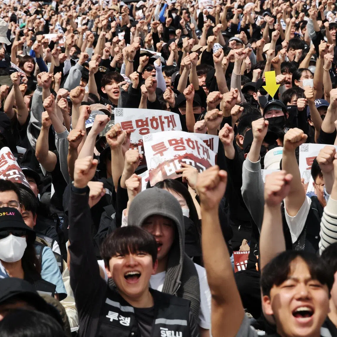 Samsung Electronics’ labour union members chant slogans during a protest against pay company’s compensation levels ahead of a planned lengthy strike in front of Samsung Electronics semiconductor plant in Pyeongtaek, South Korea, April 23, 2026. 